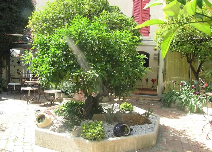 Les Orangers מלון